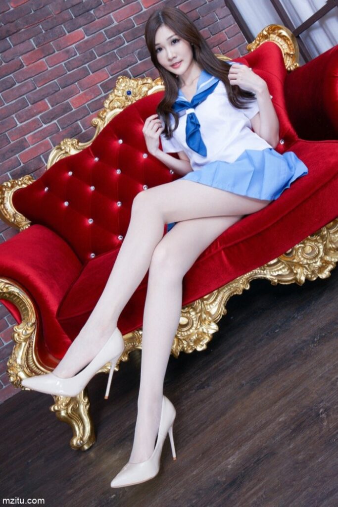 成熟迷人的美少妇，美腿纤细白皙真性感-华仔美图