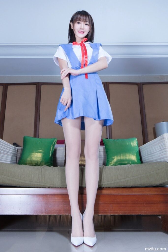 台湾妹子好甜美，一双大白腿让人移不开眼！-华仔美图
