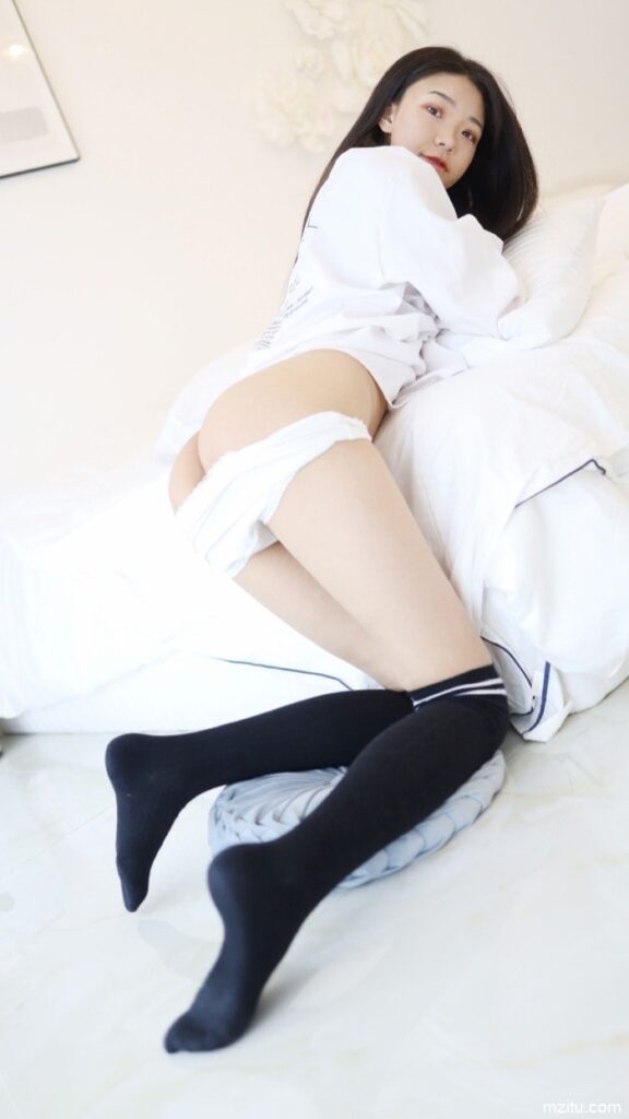 脱个精光躺倒床上，JK软妹张小妮皮肤白皙水嫩极致-华仔美图