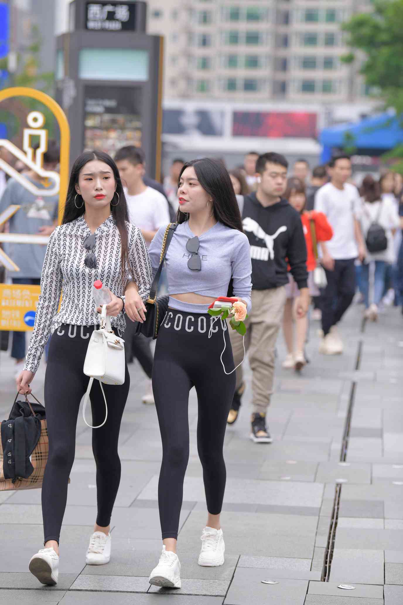图片[2]-【免费】逛街的两个瑜伽裤姑娘【40P】04030-华仔美图