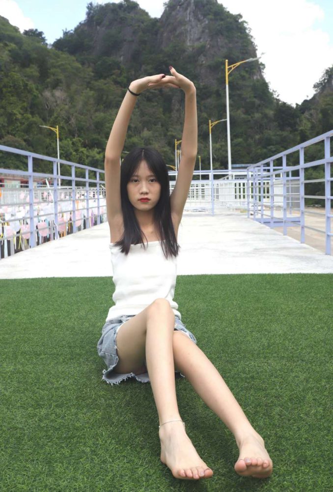 坐在草地上的长发女孩【172P】20012-华仔美图