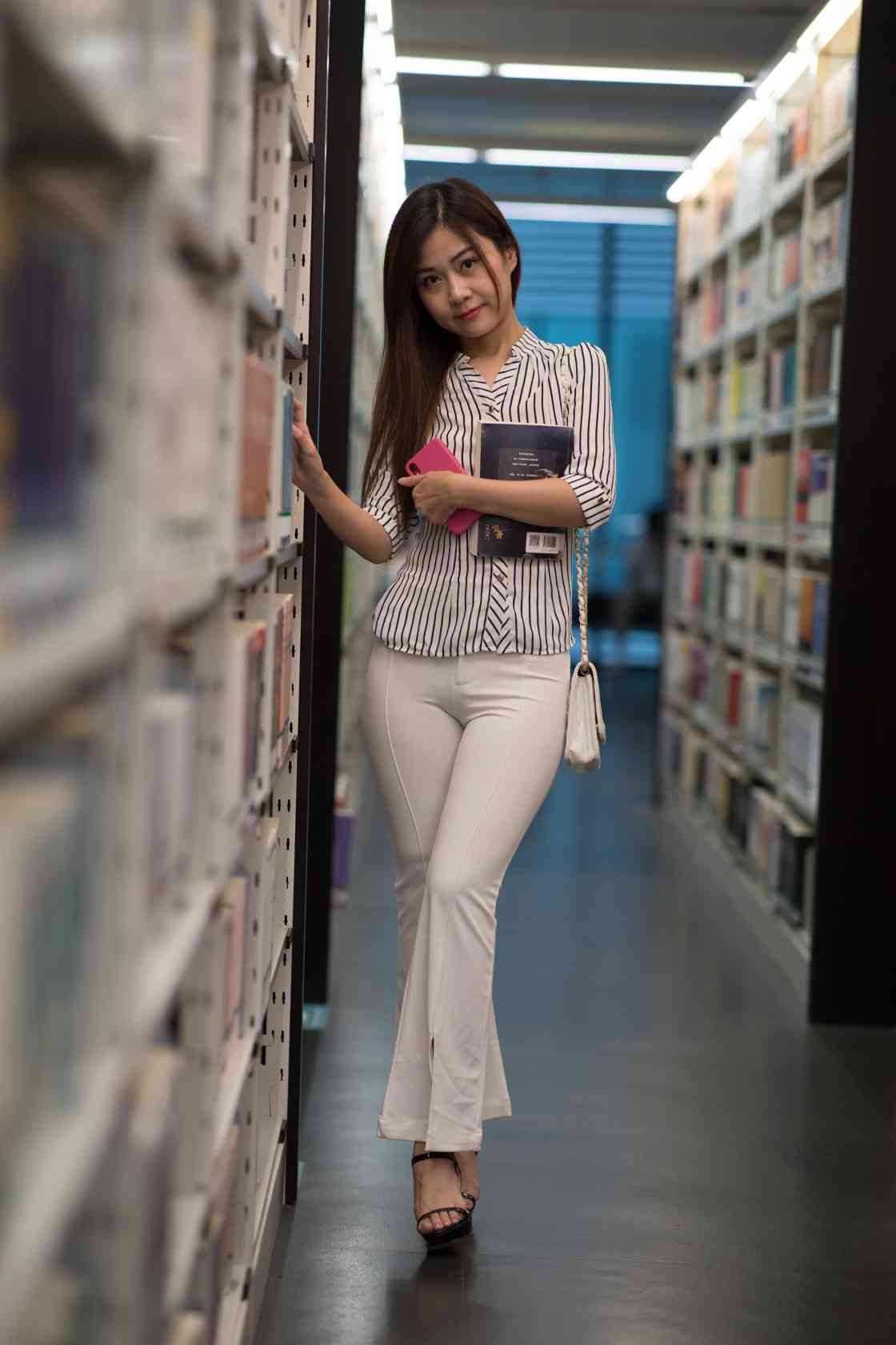 图片[5]-逛书店的白色紧身裤女孩【450P】04040-华仔美图