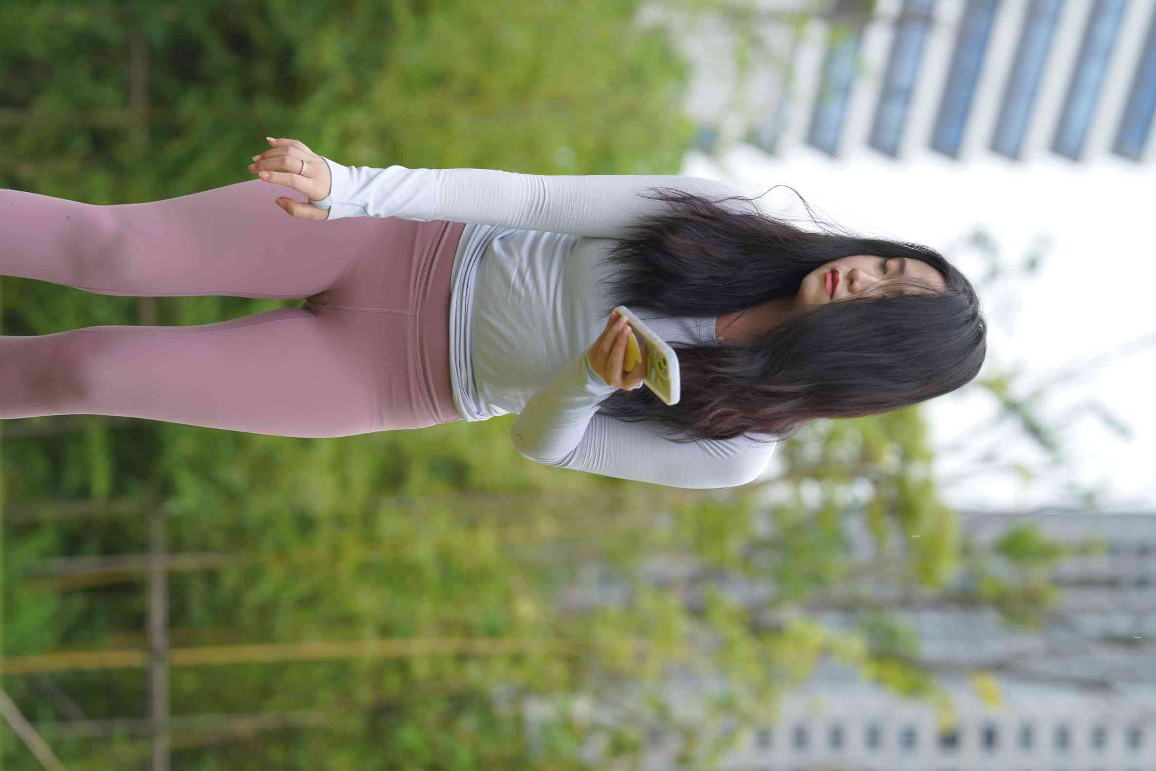 图片[5]-坐在草地玩手机的瑜伽姑娘【733P】04012-华仔美图