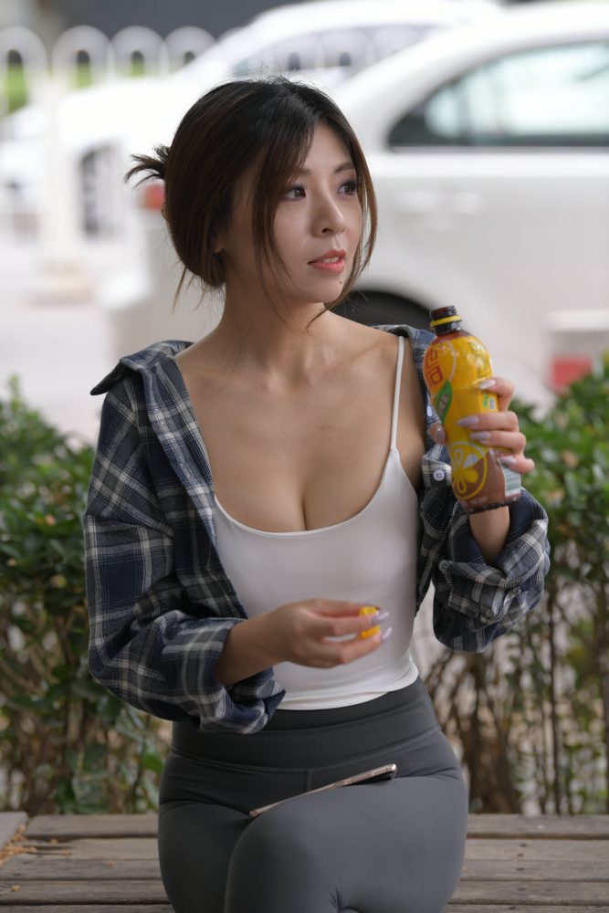 喝饮料的瑜伽裤女孩J2242 383P1V-17.5GB-华仔美图