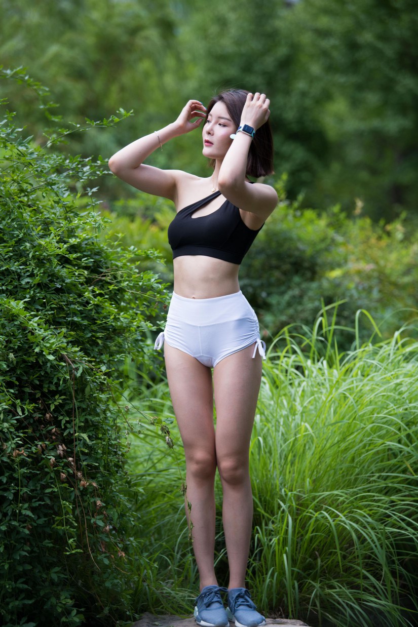 图片[5]-在户外玩耍的白色短裤漂亮姑娘【239P】00061-华仔美图