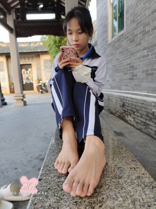 【免费】专心致志玩手机的女孩【42P】20028-华仔美图