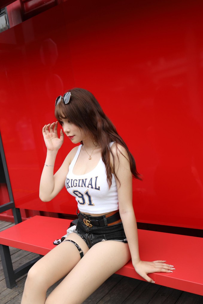 图片[5]-在户外玩单反相机的牛仔热裤女孩【450MB】00032-华仔美图