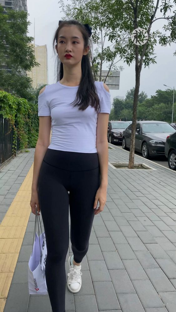 黑色瑜伽裤逛街的女孩J4000 MP4-7.76GB-华仔美图
