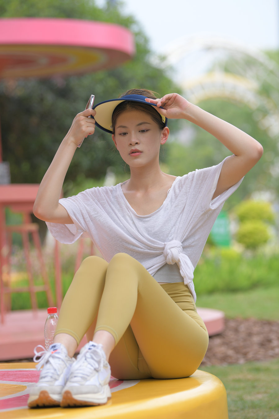 图片[1]-戴着遮阳帽的瑜伽裤女孩J2965 796P1V-27.1GB-华仔美图