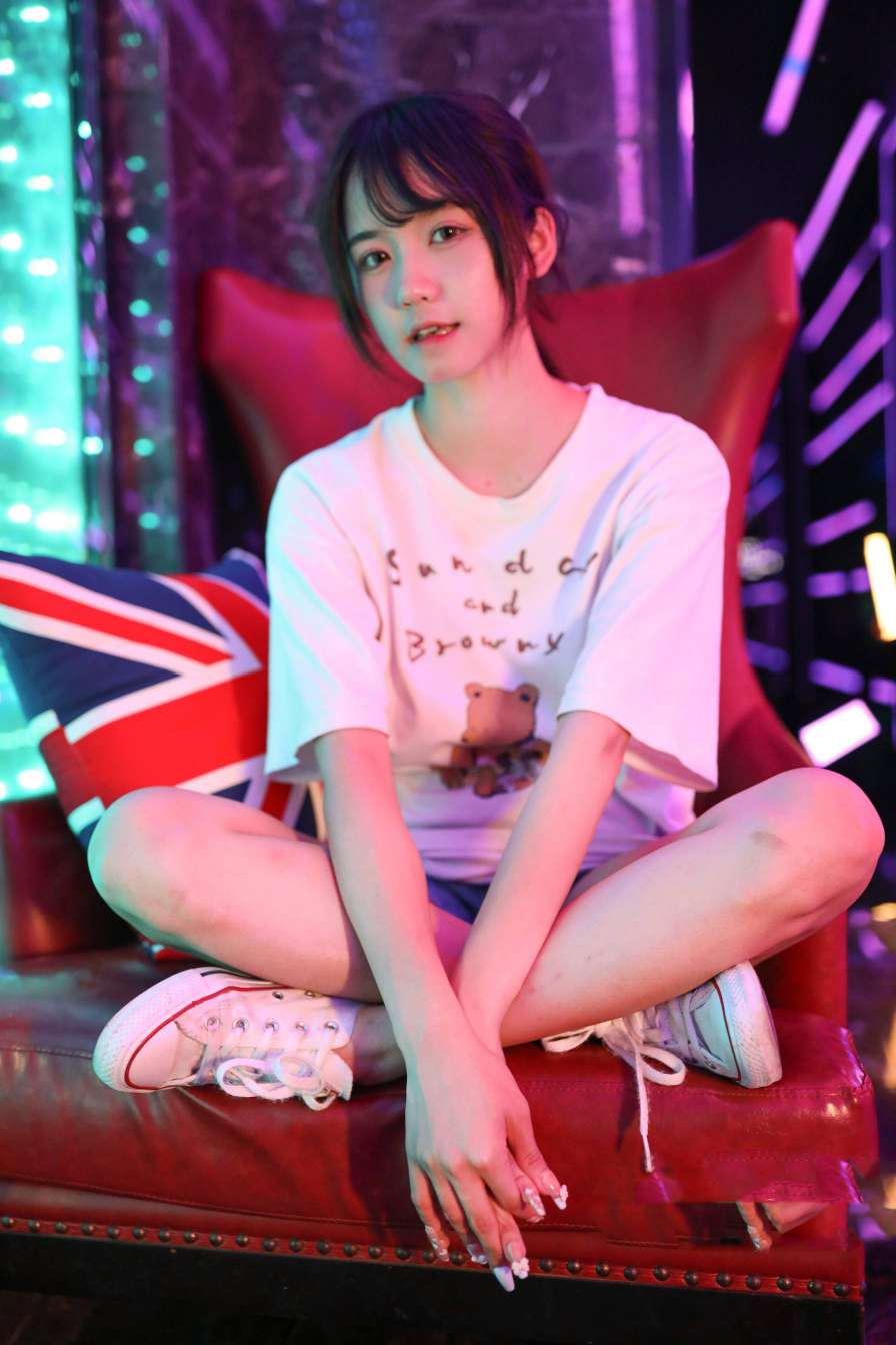 图片[2]-KTV里唱歌的长腿帆布鞋女孩【102P】20015-华仔美图