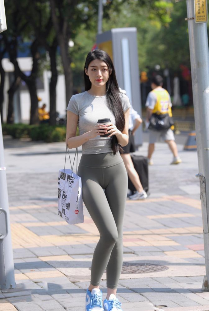 在外面逛街的瑜伽裤女孩J2240 449P1V-16.7GB-华仔美图