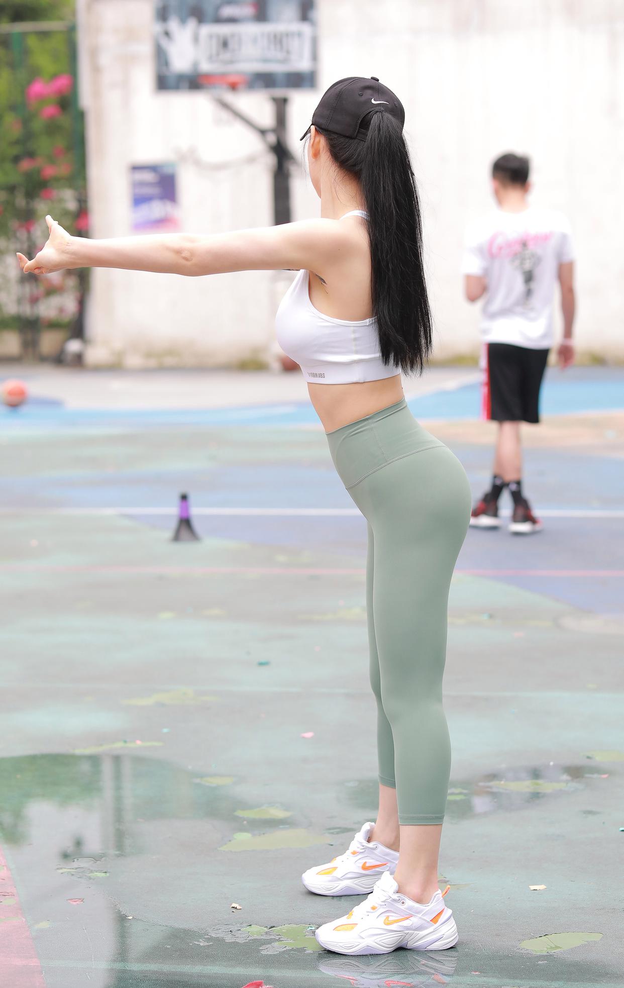 图片[1]-打扮很休闲的瑜伽裤女孩 J1600 415P3V-10.4GB-华仔美图