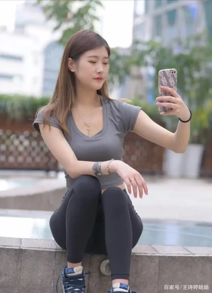 图片[2]-有小虎牙非常甜美的瑜伽裤女孩-华仔美图