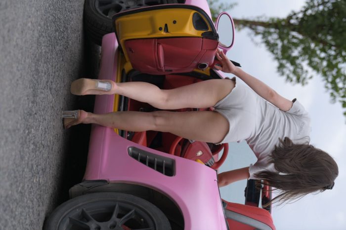 在海边开跑车的连衣短裤女孩【390P】00030-华仔美图