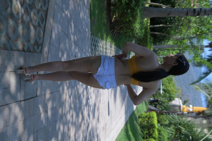 在海南度假的紧身白色短裤女孩【202P】00033-华仔美图