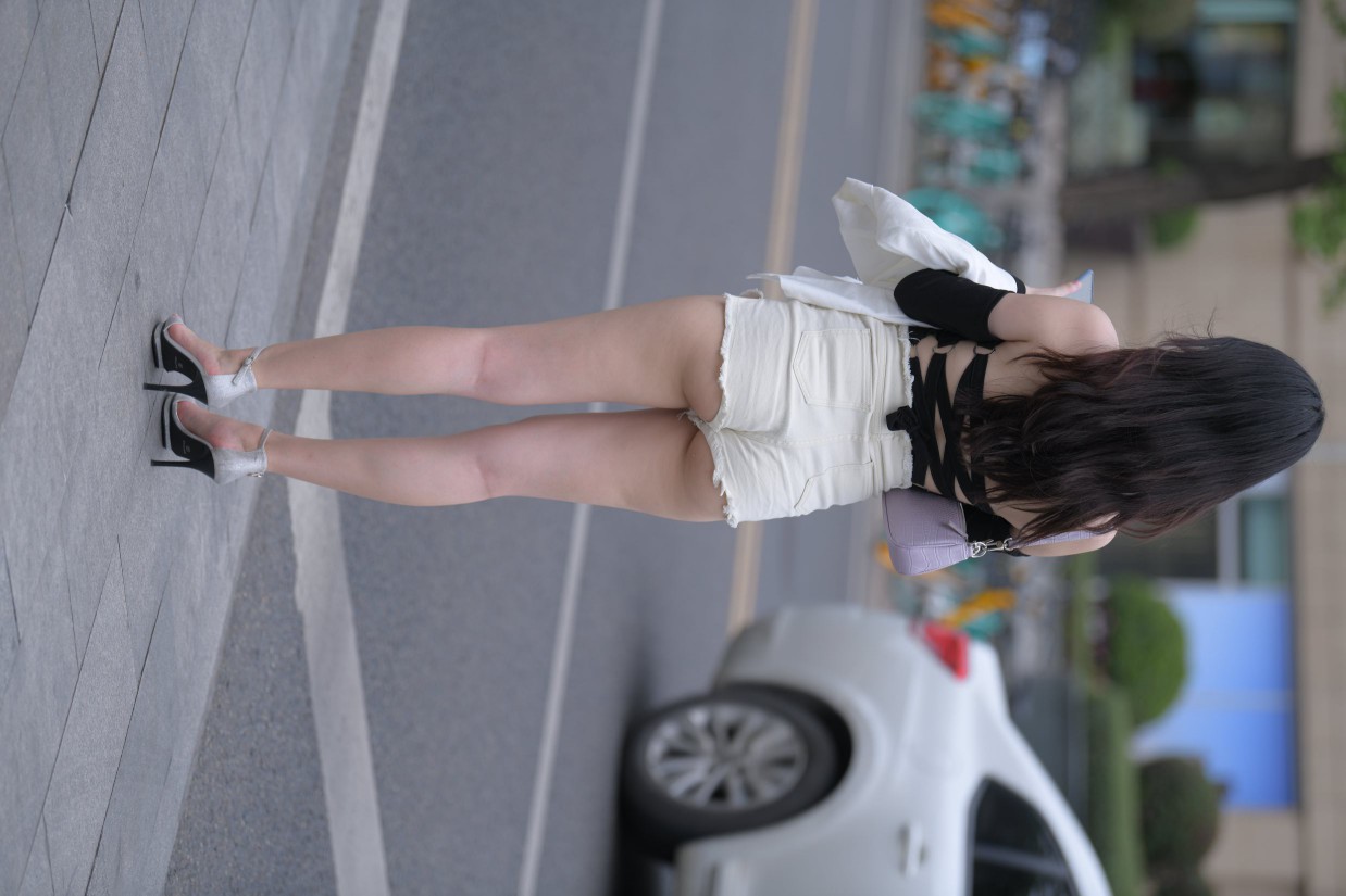 图片[2]-长发飘飘的白色热裤美丽女孩【49P】00029-华仔美图