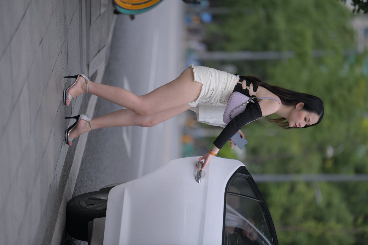 图片[6]-长发飘飘的白色热裤美丽女孩【49P】00029-华仔美图