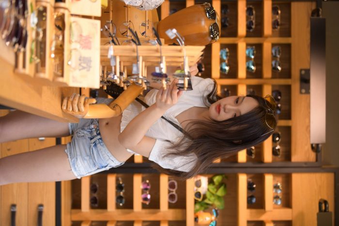 头戴花环的南方姑娘身穿紧身牛仔短裤【161P】00028-华仔美图