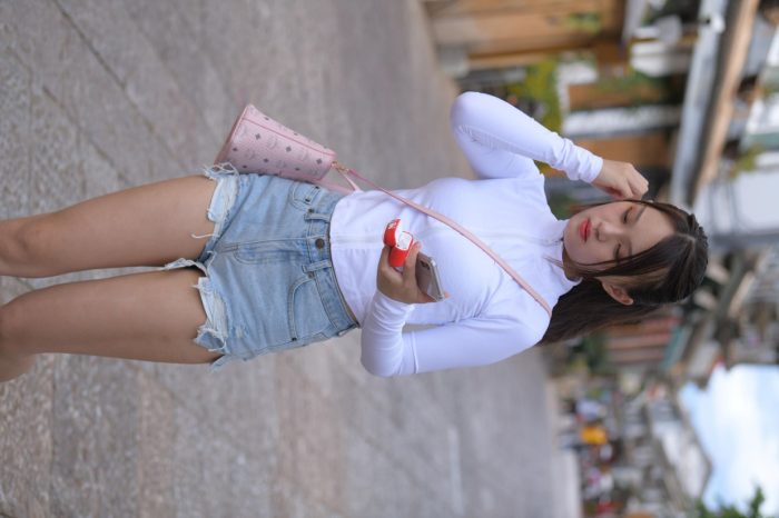 紧身牛仔短裤骑自行车的漂亮女孩【588P】00053-华仔美图