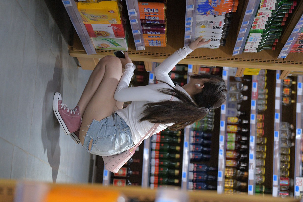 图片[5]-紧身牛仔短裤骑自行车的漂亮女孩【588P】00053-华仔美图