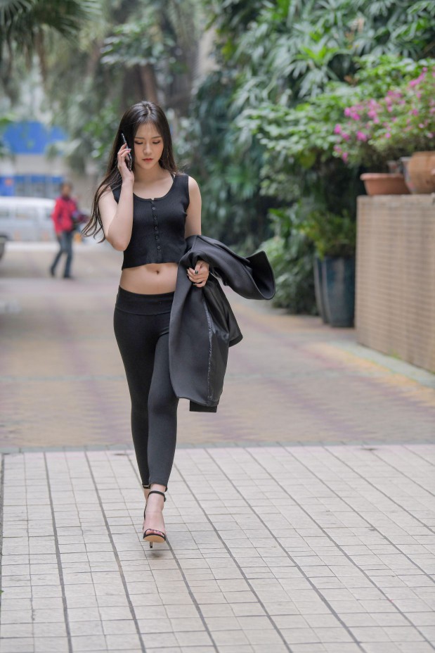 图片[4]-喝奶茶的黑色瑜伽裤长发姑娘【376P】00055-华仔美图