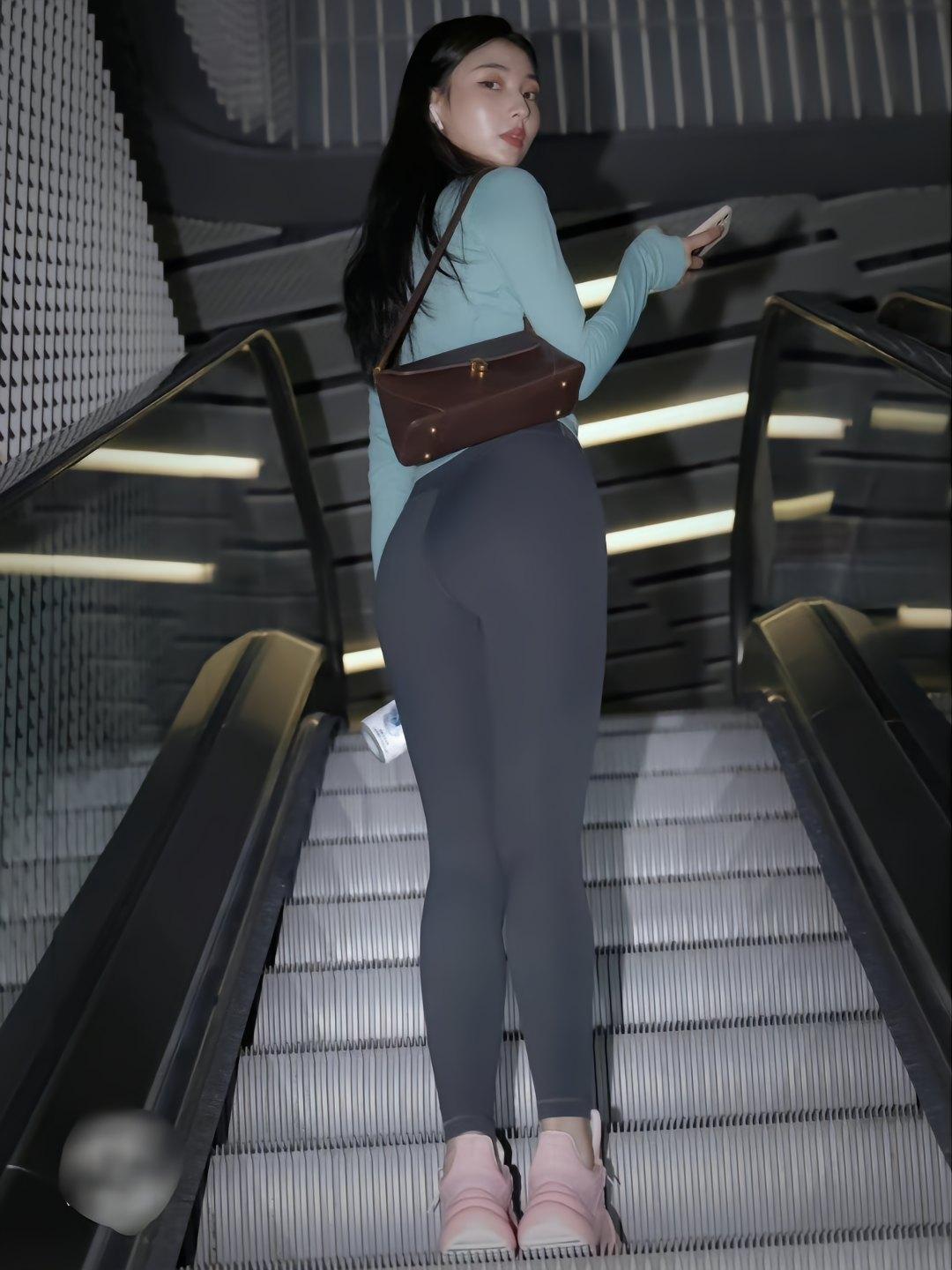 图片[1]-晚上逛商场的瑜伽裤漂亮女孩J2244 225P2V-15.1GB-华仔美图