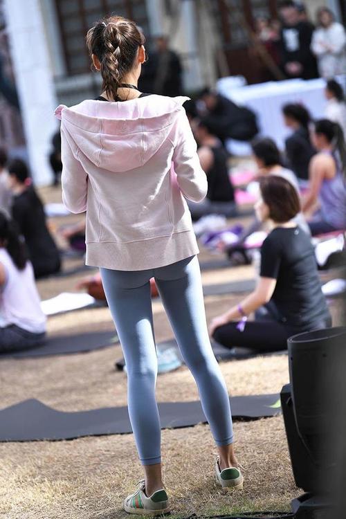 图片[2]-在广场看热闹的瑜伽裤女人-华仔美图