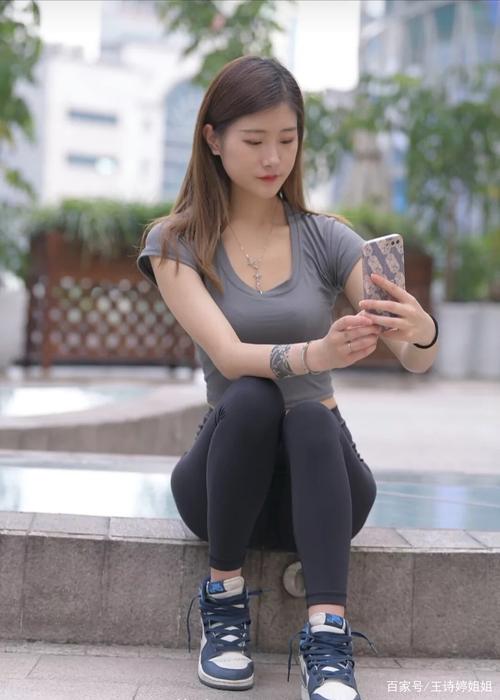 有小虎牙非常甜美的瑜伽裤女孩-华仔美图