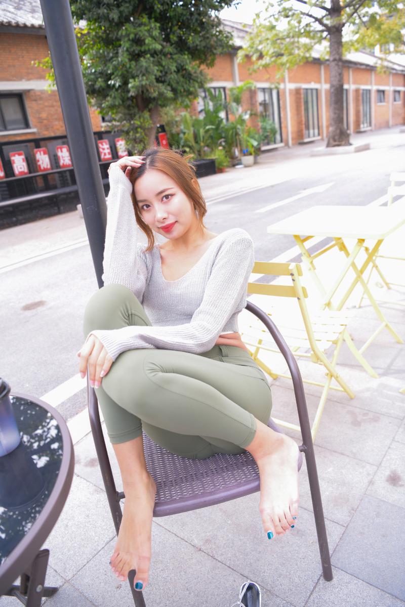 图片[3]-非常可爱的瑜伽裤女孩坐在凳子上 J1520 998P1V-26.5GB-华仔美图