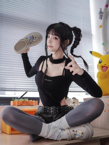 图片[10]-牛仔热裤+灰丝姑娘玩自拍-华仔美图