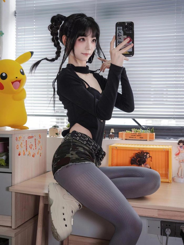 牛仔热裤+灰丝姑娘玩自拍-华仔美图