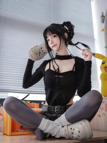 图片[5]-牛仔热裤+灰丝姑娘玩自拍-华仔美图