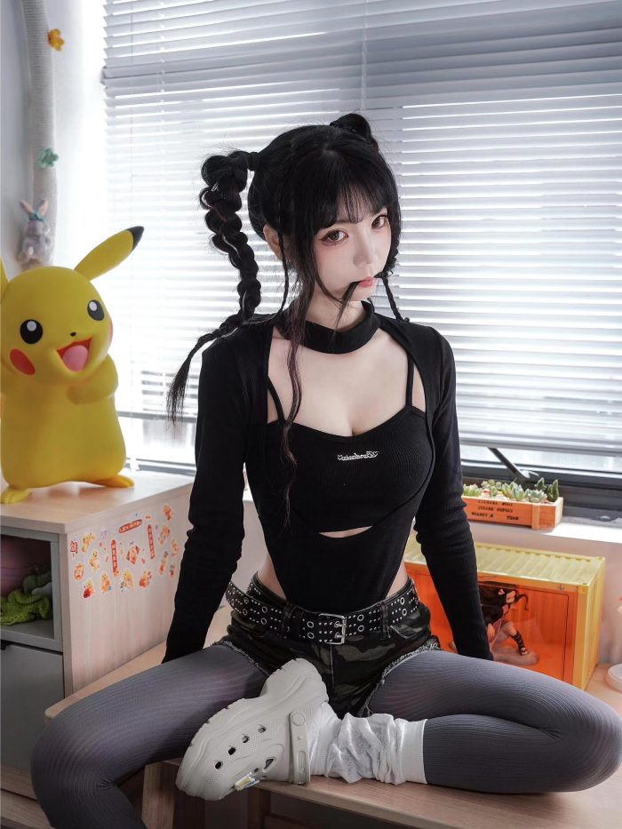 牛仔热裤+灰丝姑娘玩自拍-华仔美图