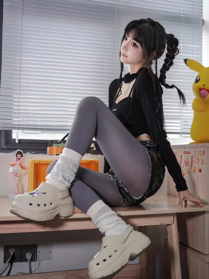 牛仔热裤+灰丝姑娘玩自拍-华仔美图