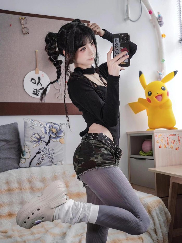牛仔热裤+灰丝姑娘玩自拍-华仔美图