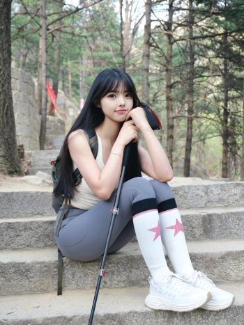 图片[1]-爱爬山的瑜伽裤MM，太甜美了！~-华仔美图