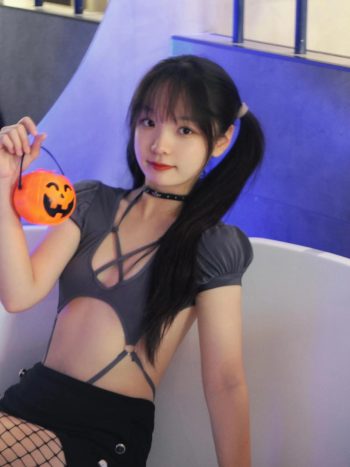 图片[5]-网格丝袜的清纯双马尾小姑娘-华仔美图