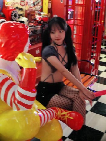 图片[3]-网格丝袜的清纯双马尾小姑娘-华仔美图