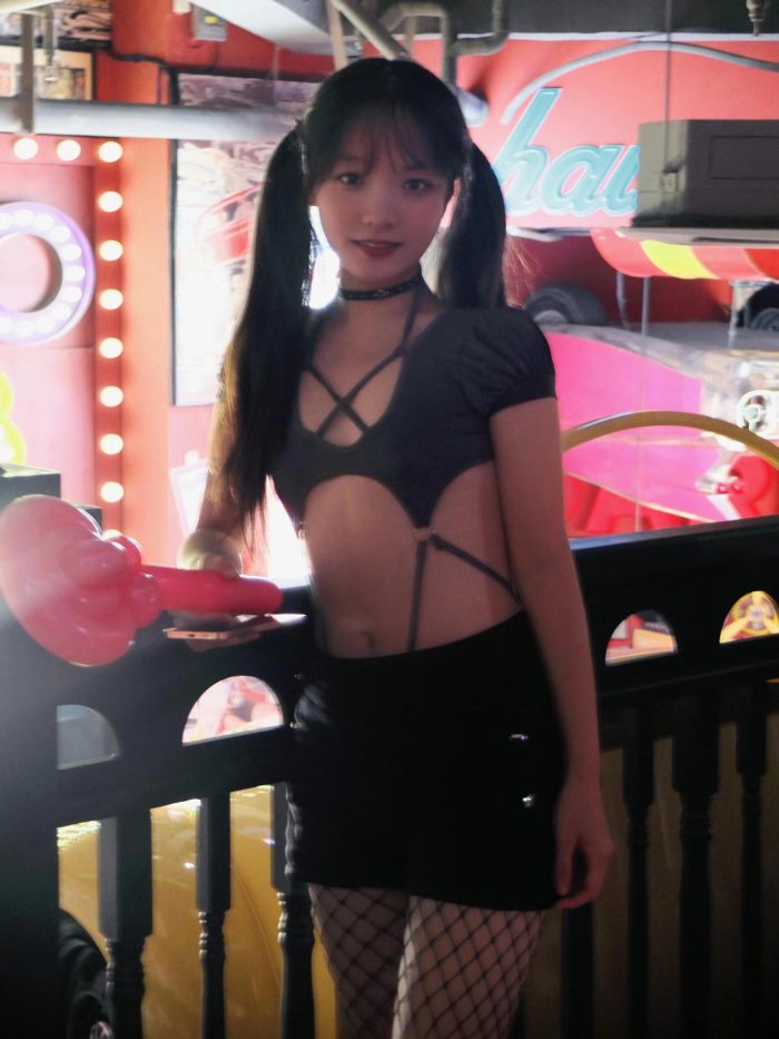 网格丝袜的清纯双马尾小姑娘-华仔美图