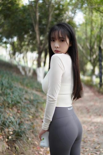 图片[9]-穿瑜伽裤爬山的长发少女-华仔美图