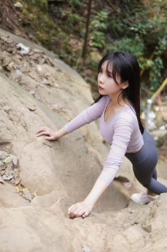 图片[8]-穿瑜伽裤爬山的长发少女-华仔美图