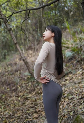 图片[5]-穿瑜伽裤爬山的长发少女-华仔美图