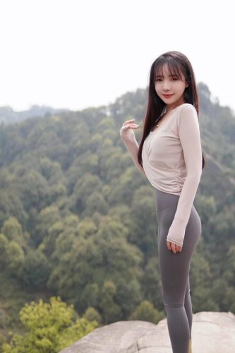 图片[3]-穿瑜伽裤爬山的长发少女-华仔美图
