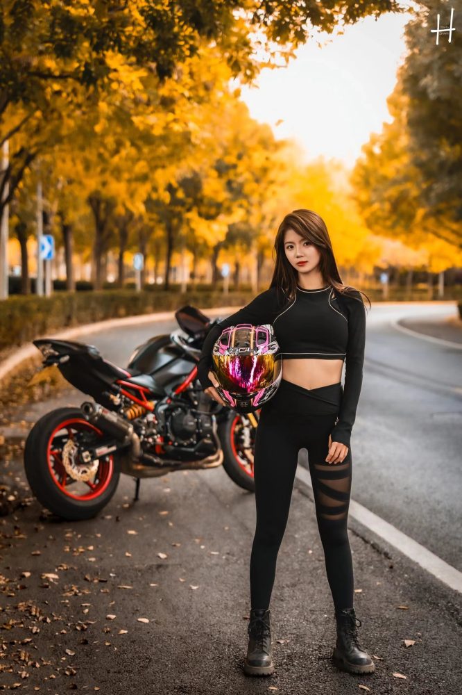 骑摩托车的瑜伽裤美女身材太好了！-华仔美图