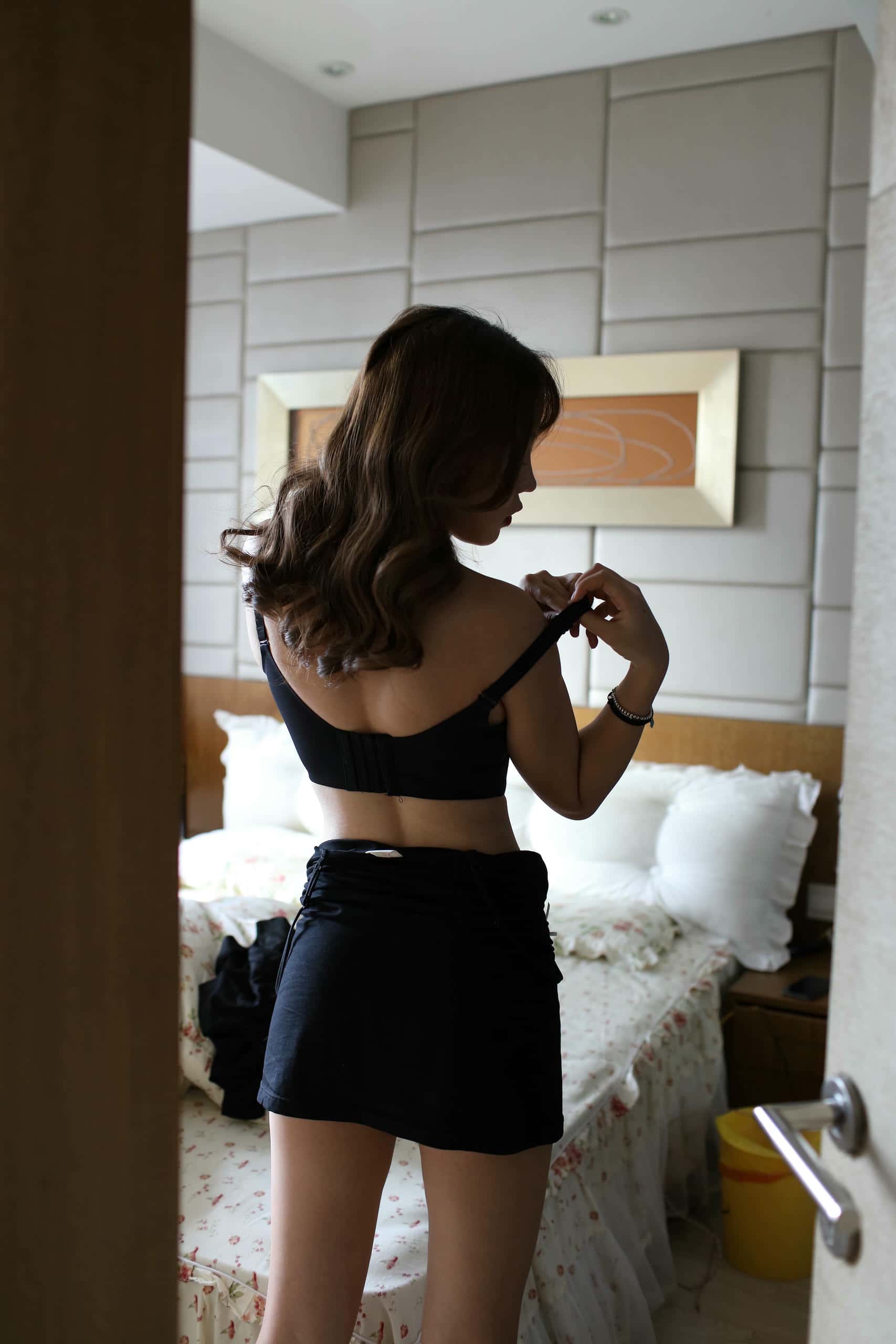图片[1]-穿黑色紧身裙柔情似水的美女【329P】000062-华仔美图