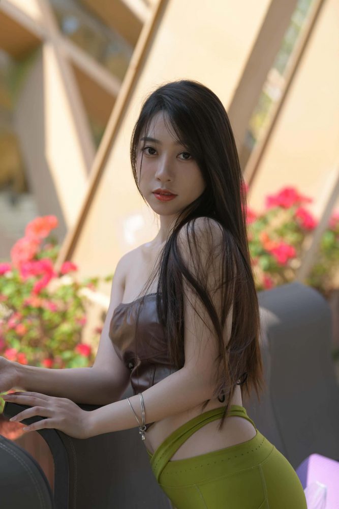 穿着绿色瑜伽裤的女孩【669P】P213-华仔美图