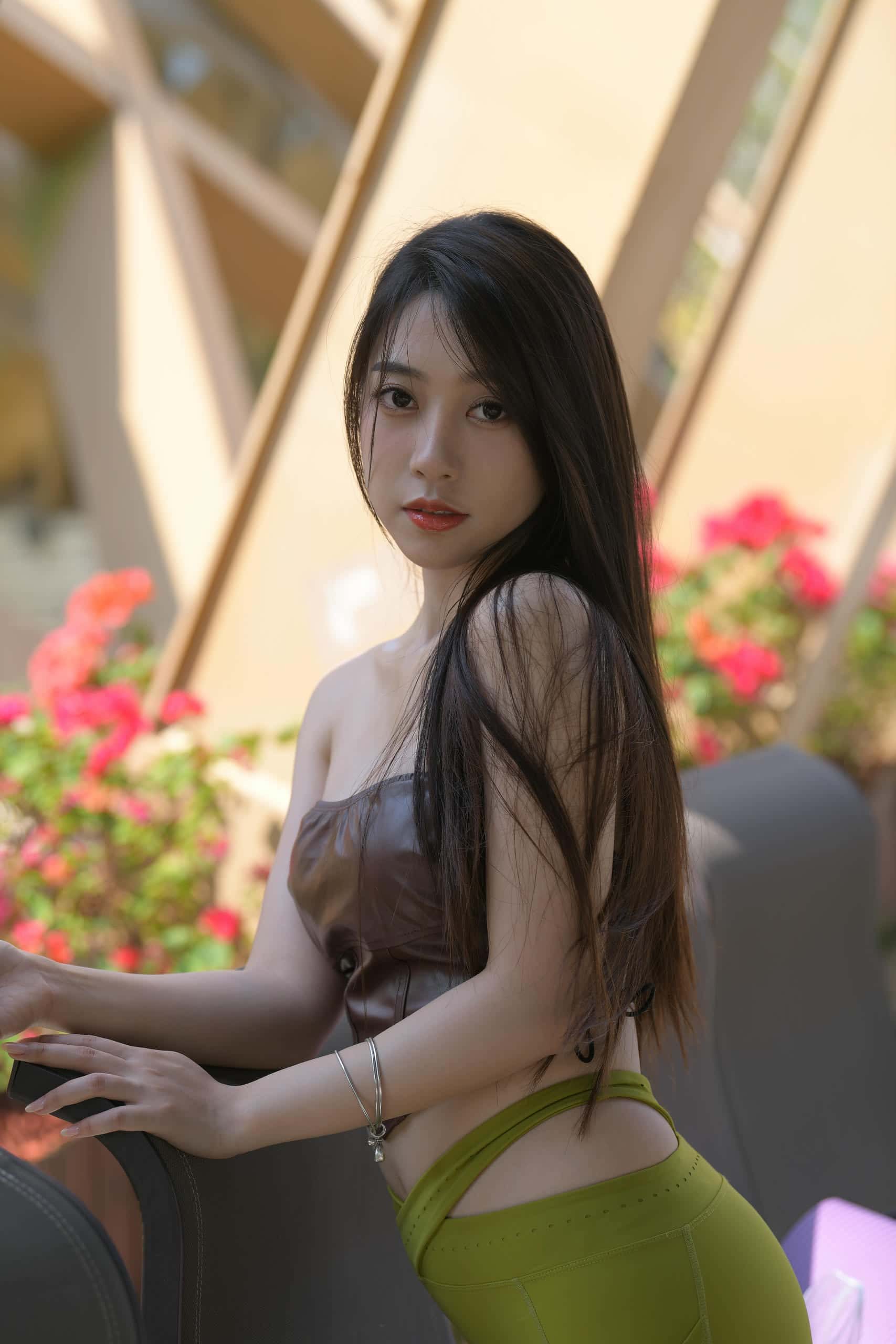 图片[1]-穿绿色瑜伽裤的女生【669P】P213-华仔美图